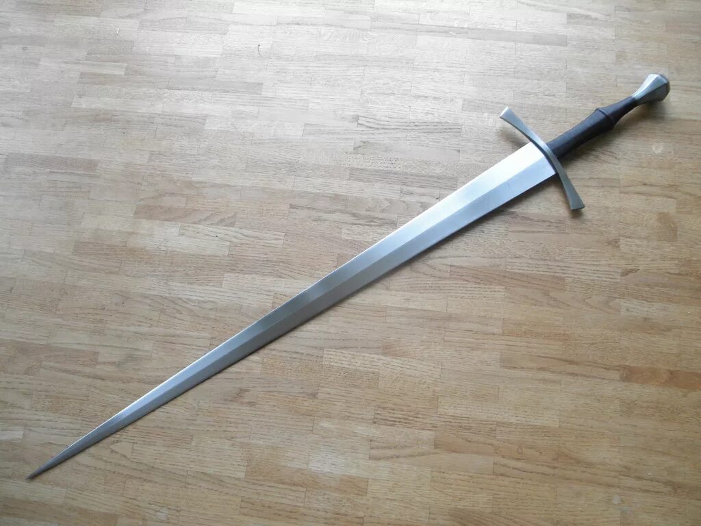 Бастард 7 читать. Полутораручный меч бастард. Меч бастард 13 век. Датский меч Полуторник. Полуторный меч бастард.