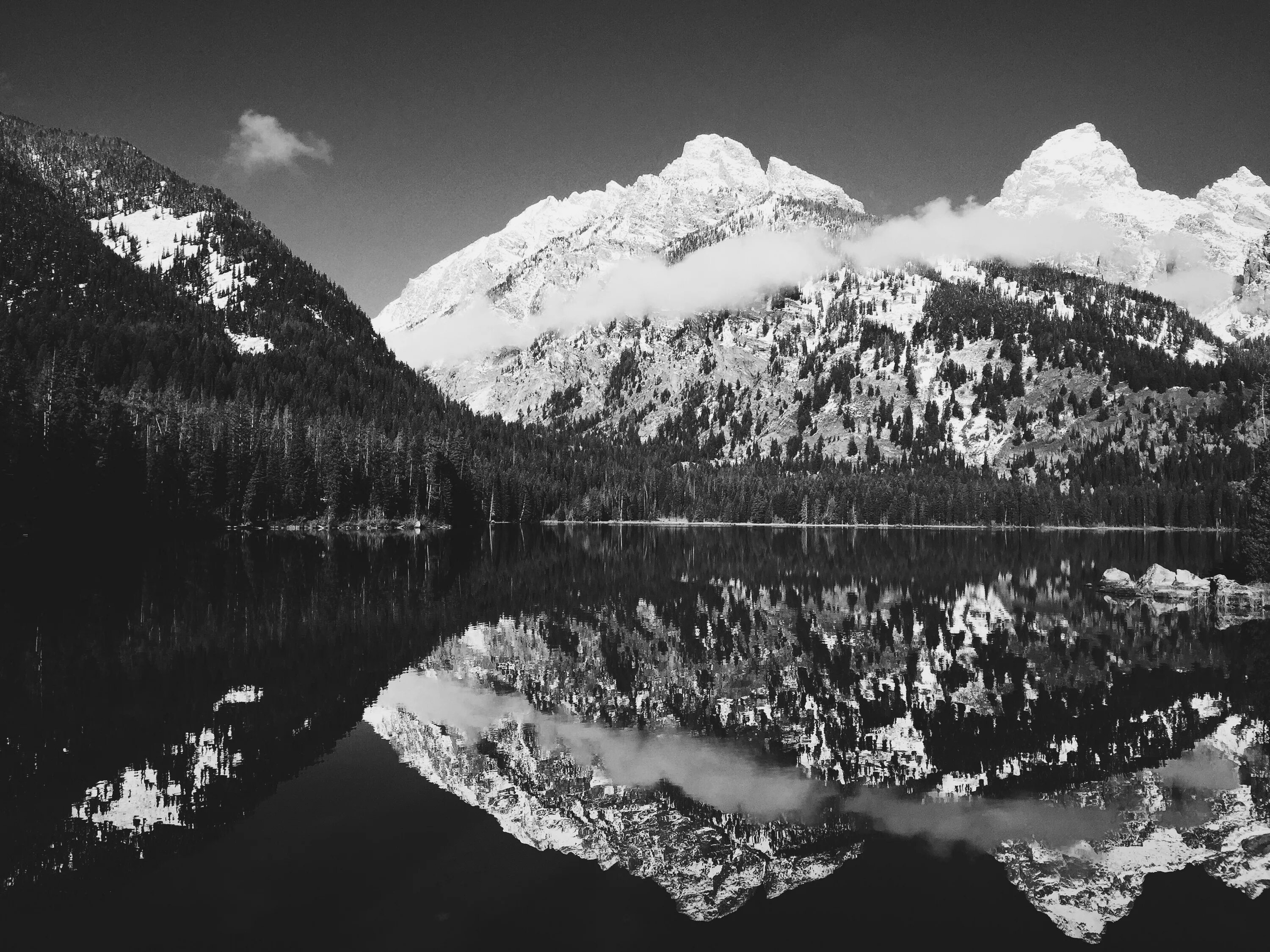 White lake. Монохромные горы. Горы озеро черно белые. Горное озеро чб в высоком разрешении. Горы монохром фото.