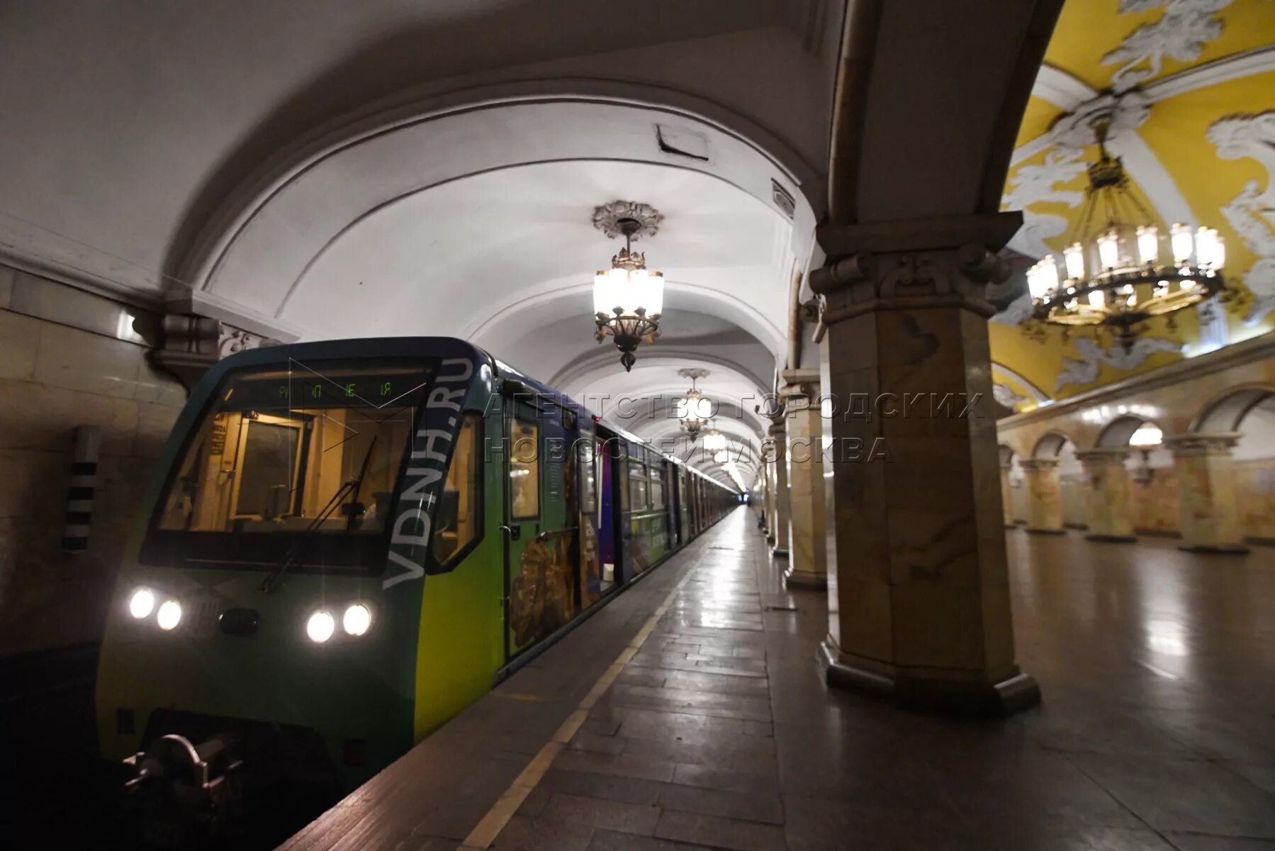 Метро ВДНХ поезд. Станция метро ВДНХ Москва. ВДНХ станция поезд. Метрополитен.