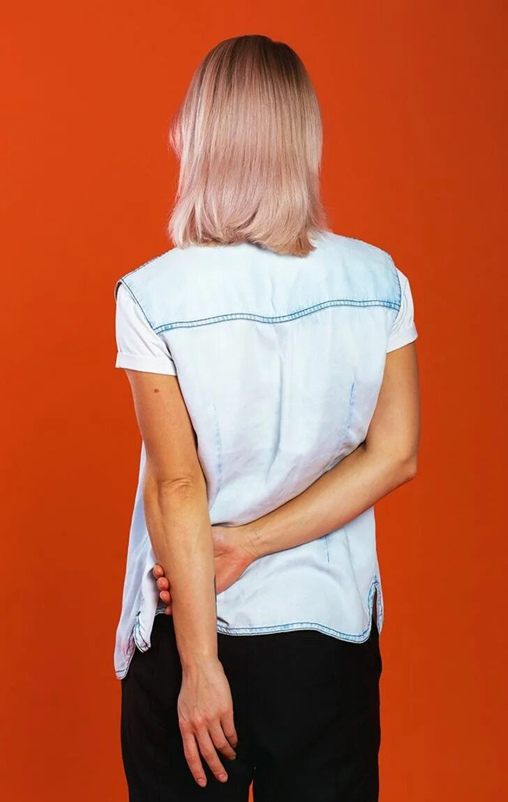 женские руки за спиной. женская спина руки в стороны. фото девушек руки за спиной. девочка со связанными руками. руки за спиной.