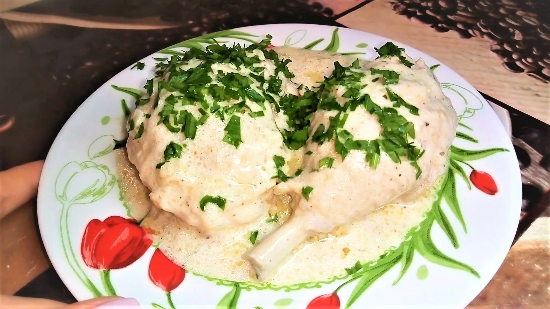 Курица на сковороде с сыром и сметаной. Курица в сметане. Курица тушеная в сметане. Курица в сметанном соусе. Куриная грудка в сметанном соусе.