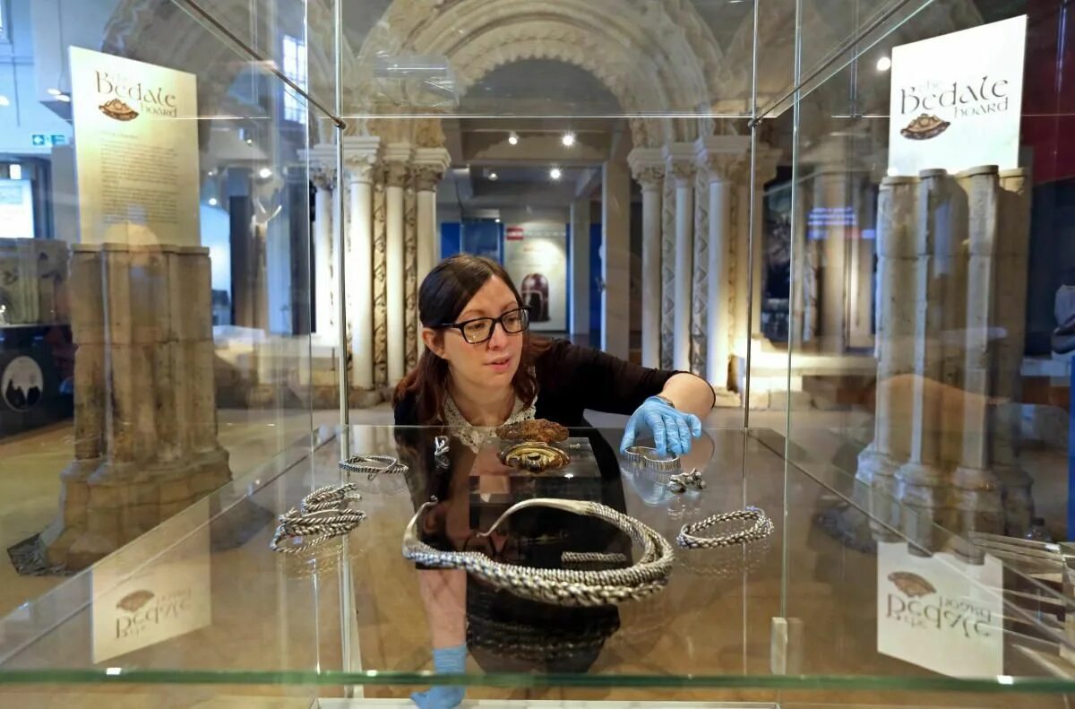 James clifford museum. Museum curator. Девушка куратор. Инспирия на выставку. Museum curator.