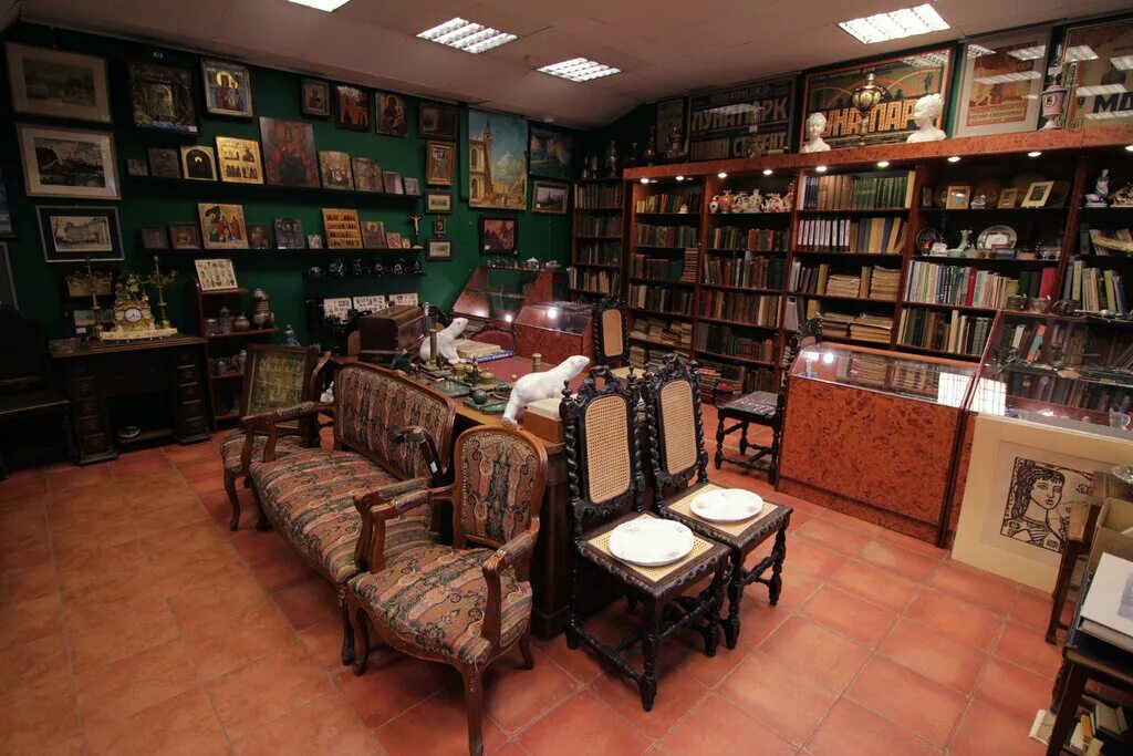 магазин эрмитаж. цюрих книжный магазин на банхофштрассе климт. книги о махачкале. книжный магазин буки. Book nook япония.