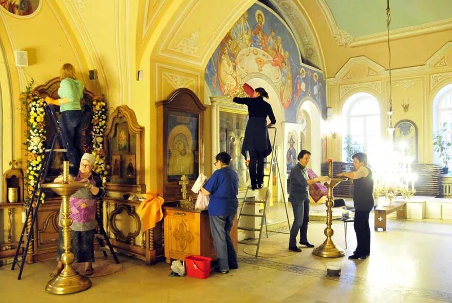 Дети молятся в церкви. Церкви помогающие детям. Причастие в храме. Церкви помогающие детям. Дети в храме.