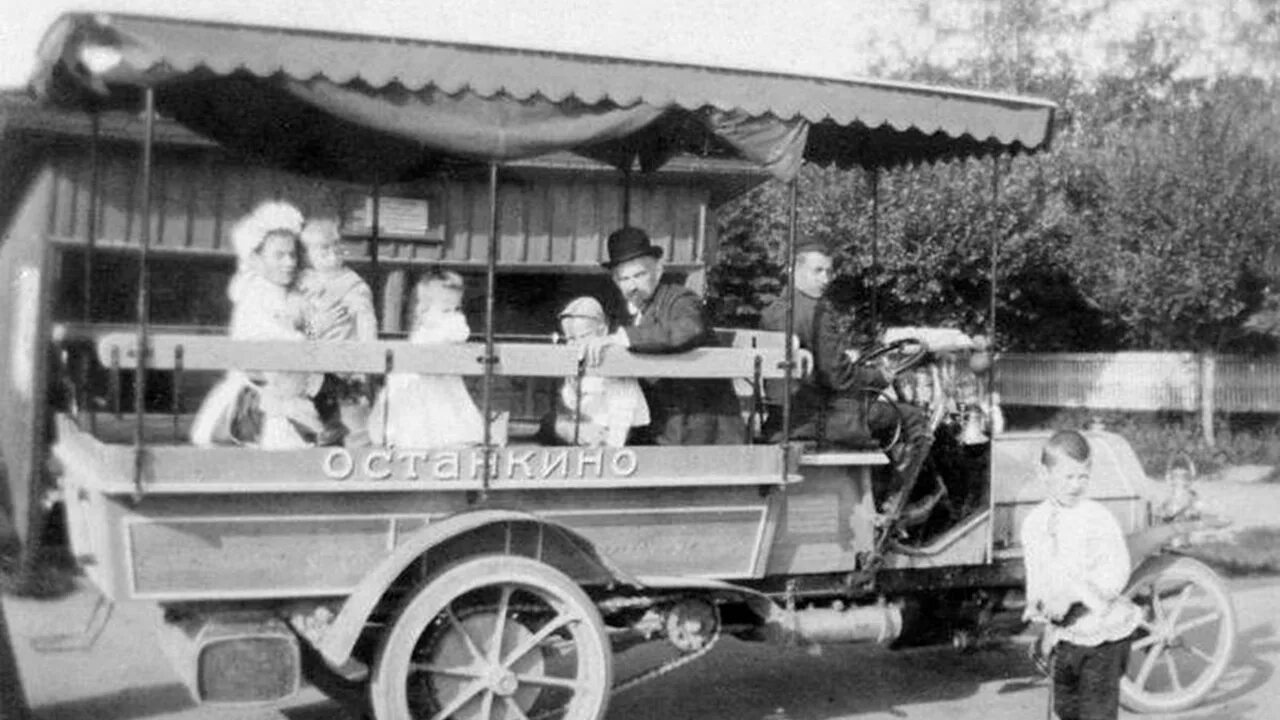 Первый автобус в Москве 1907. Автобус 1907 года. 1907 В Москве начал функционировать первый автобус. 1907 год первый автобус