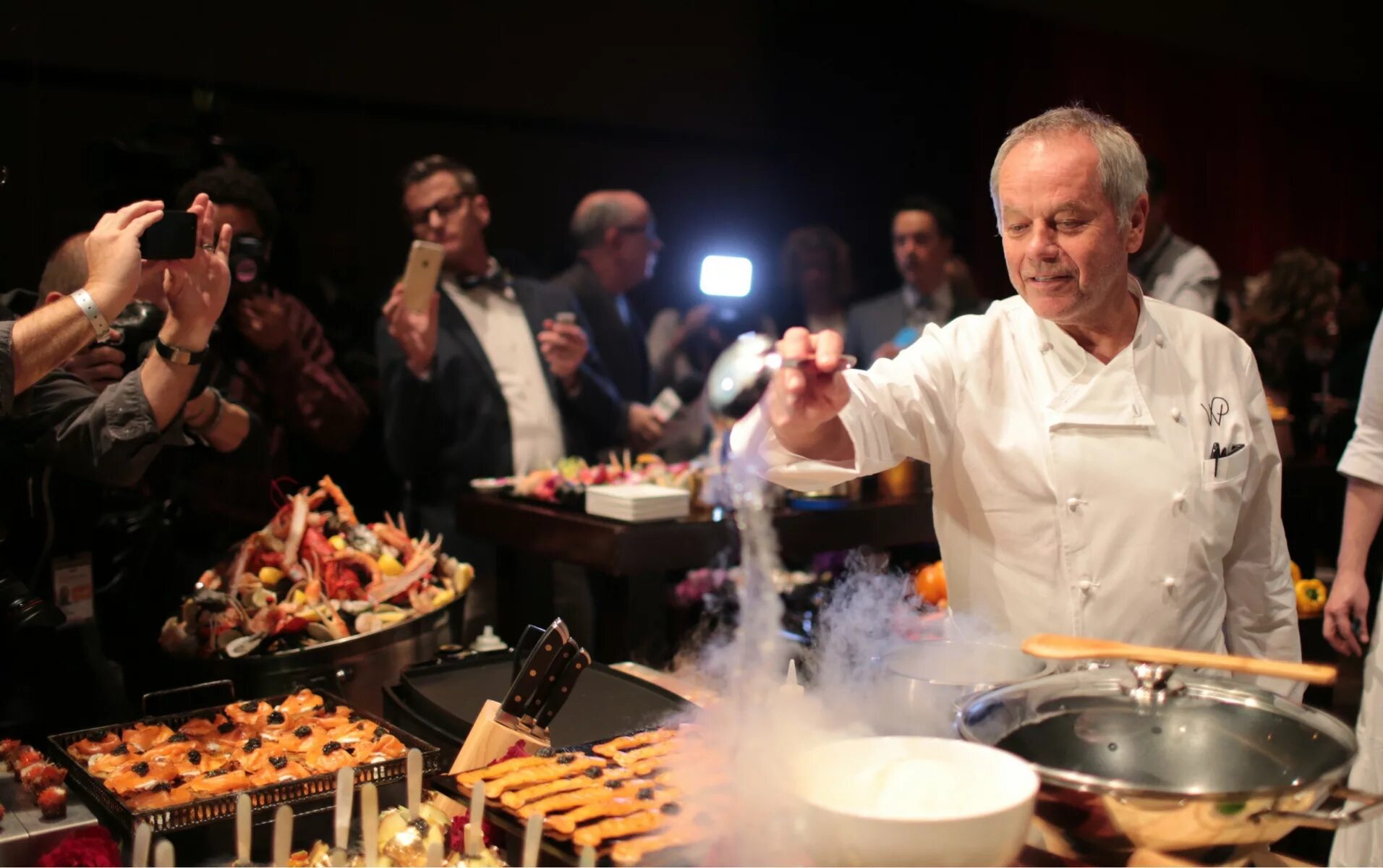 Самый лучший шеф повар в мире. Шеф-повар вольфганг пак. wolfgang puck. вольфганг пак фото. вольфганг пак мишлен звёзды.