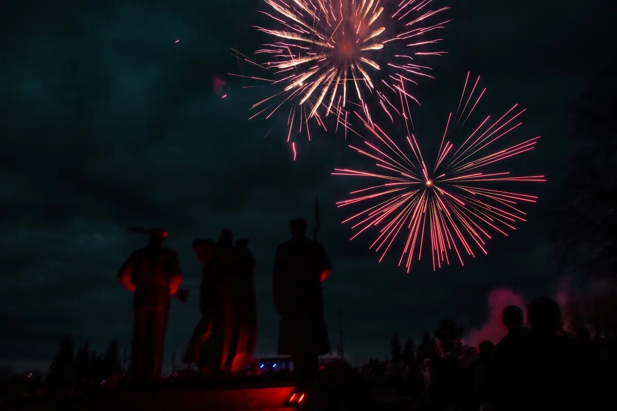 Салют люди толпа. Салют в Алматы 2018 год день Победы. Салют запрещен. Пиротехнические компании на заставку. Салют время 1