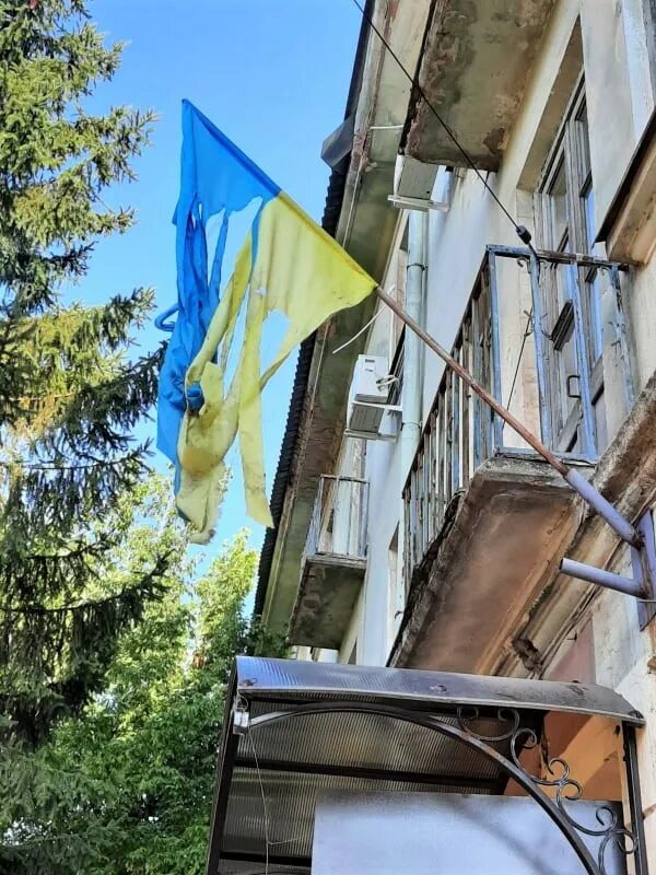 Порванный флаг украины. Флаг украины порвало ветром напополам в харькове. Разорванный украинский флаг. Разорвать украинский. Разорвать украинский.