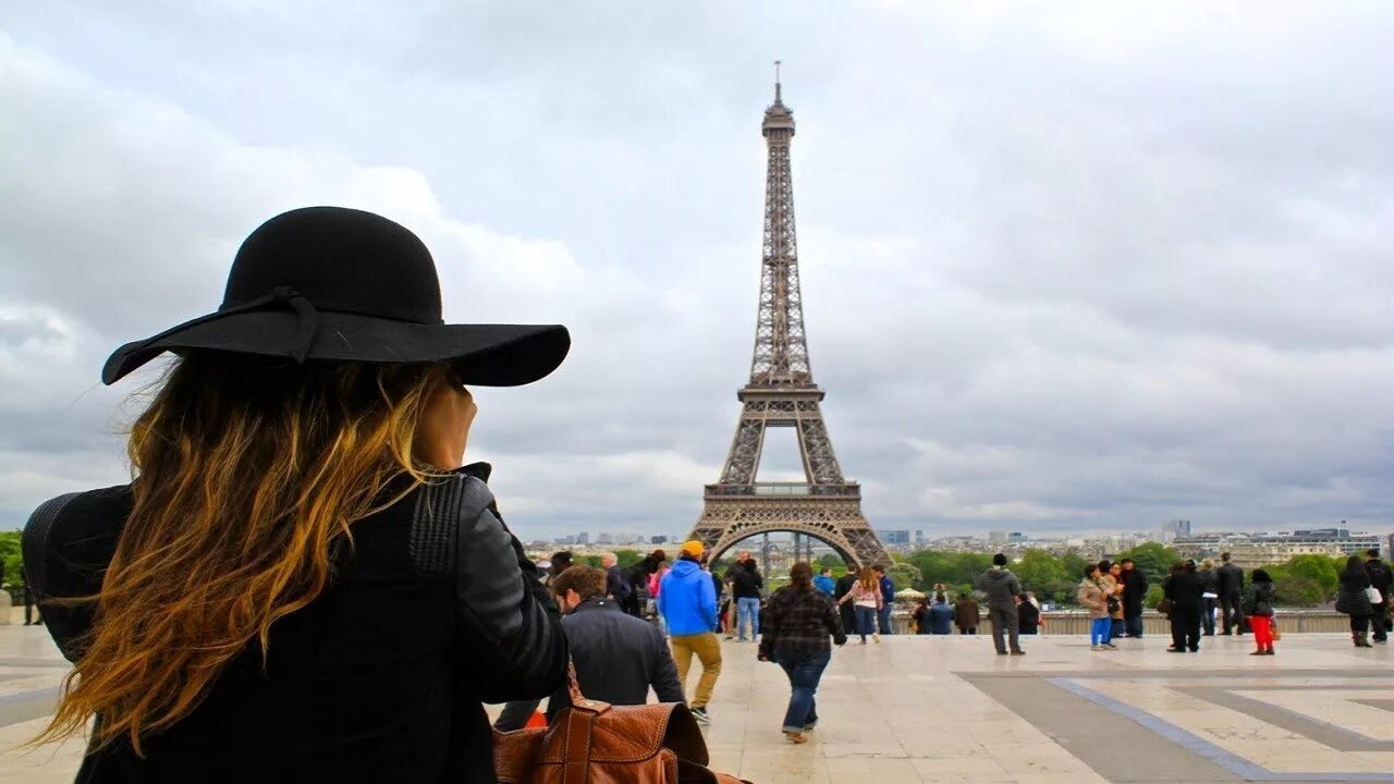 Туризм во Франции. Туристы в Париже. Путешествие во Францию. Париж туризм. Arrive to paris