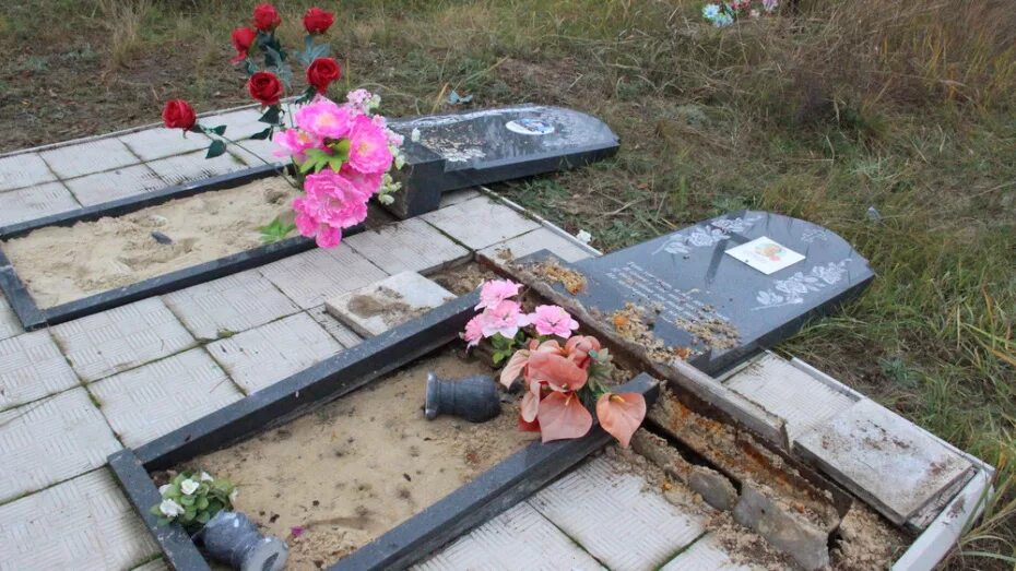 Могила на кладбище. Памятник влюбленным на могилу. Надгробье на захоронение урны. Захоронение друг на друга. Захоронение друг на друга.