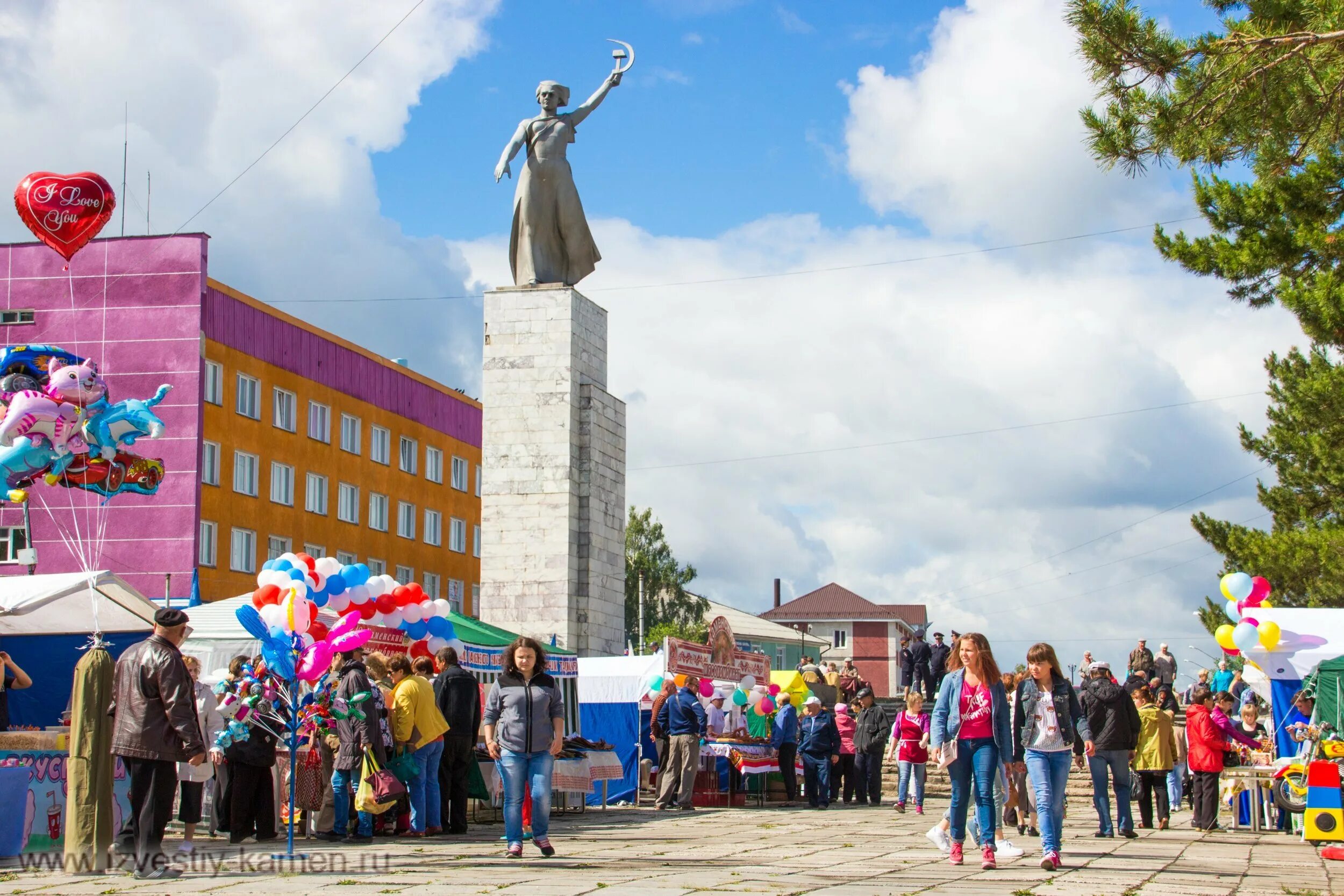 Памятники города камень на Оби набережная. Алтайский край город камень на Оби достопримечательности. Камень на Оби достопримечательности города. Камень на Оби памятник на набережной. Канал камень на оби