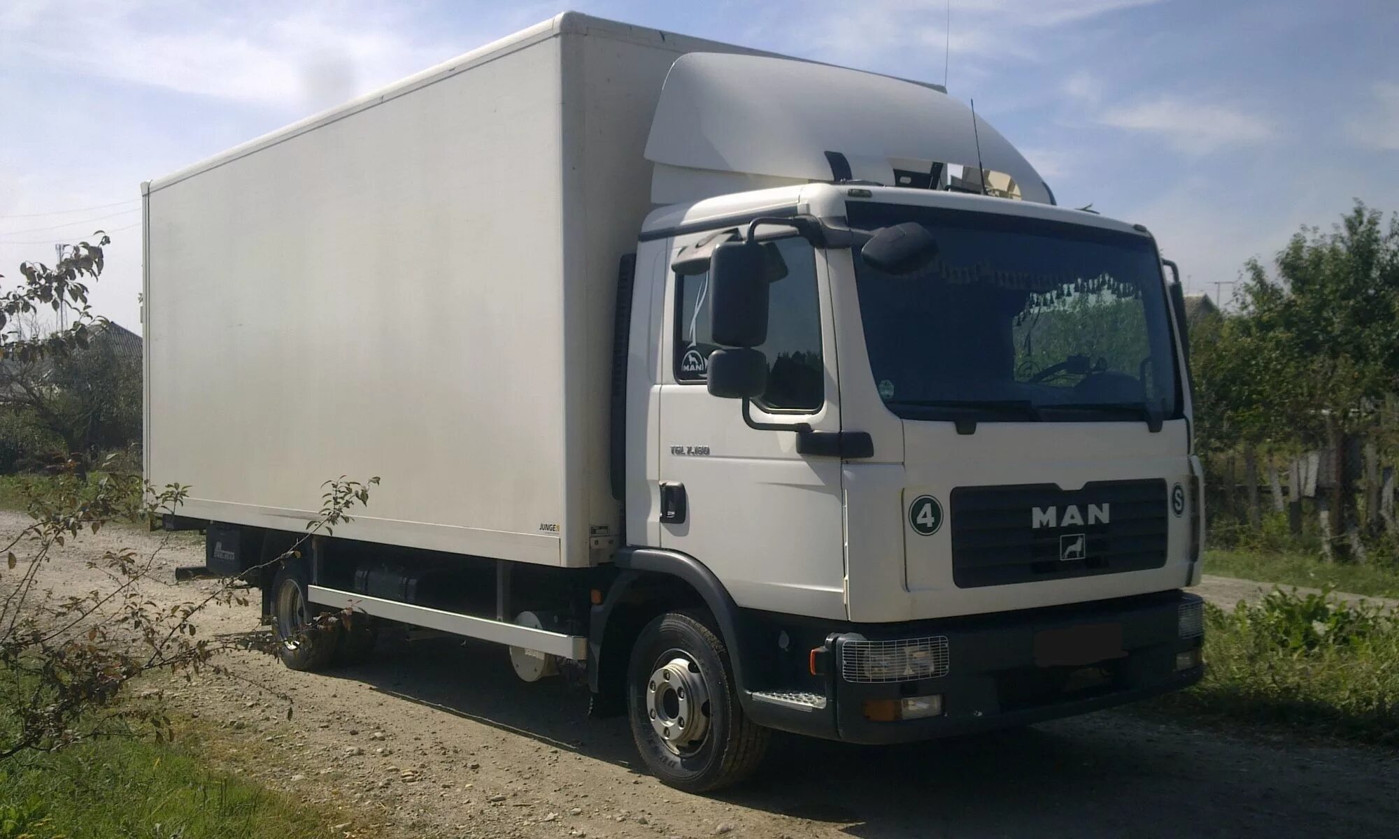 Грузовая хендай 3-5 тонн. Mercedes-benz atego 822. Исузу 40 кубов. Ман tgm 18. Пятитонник фото.