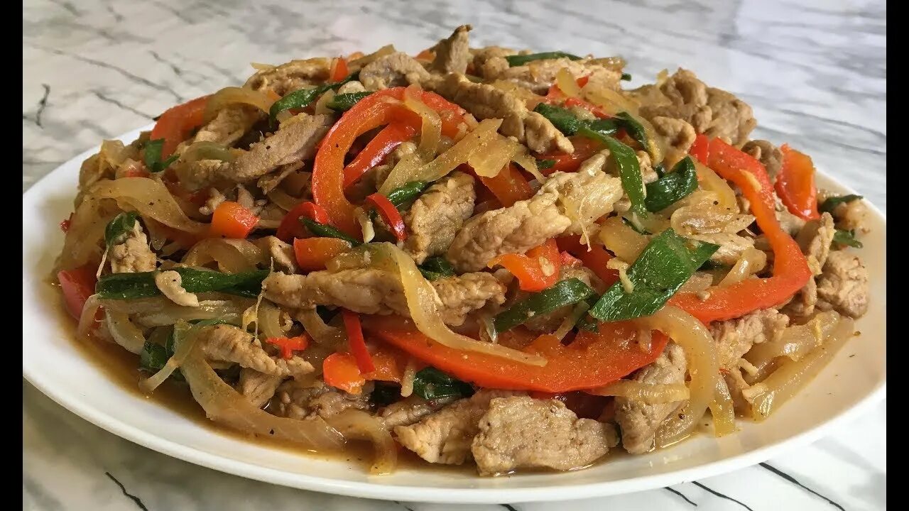 Как приготовить мясо свинины с овощами. Свинина по азиатски с овощами. свинина по азиатски с рисом и овощами. myaso na skovorode. мясо быстрого приготовления.