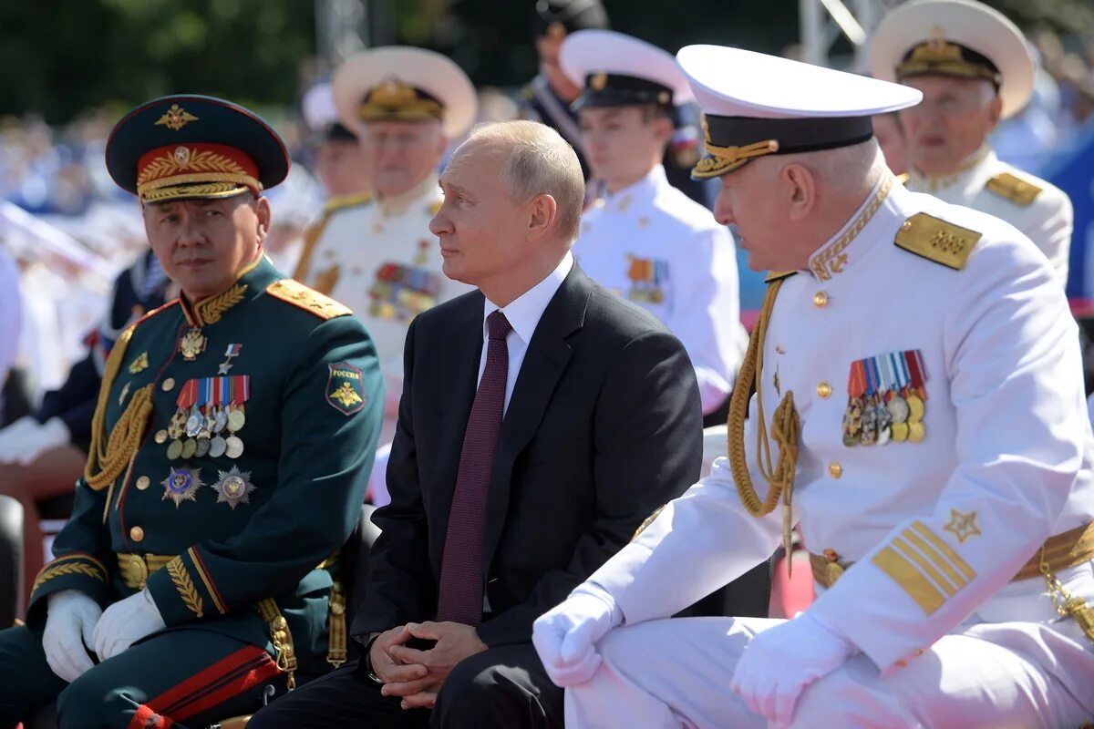 Кто является командующим русской армией. Адмирал Евменов на параде.