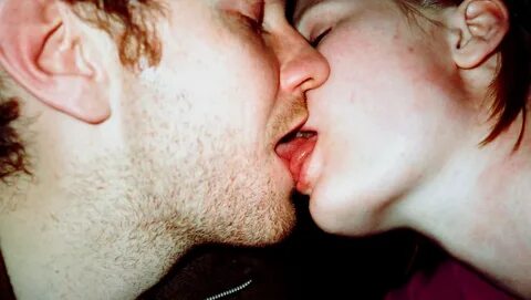 Tripper und Küssen: Gonorrhö kann auch ohne Sex übertragen werden.