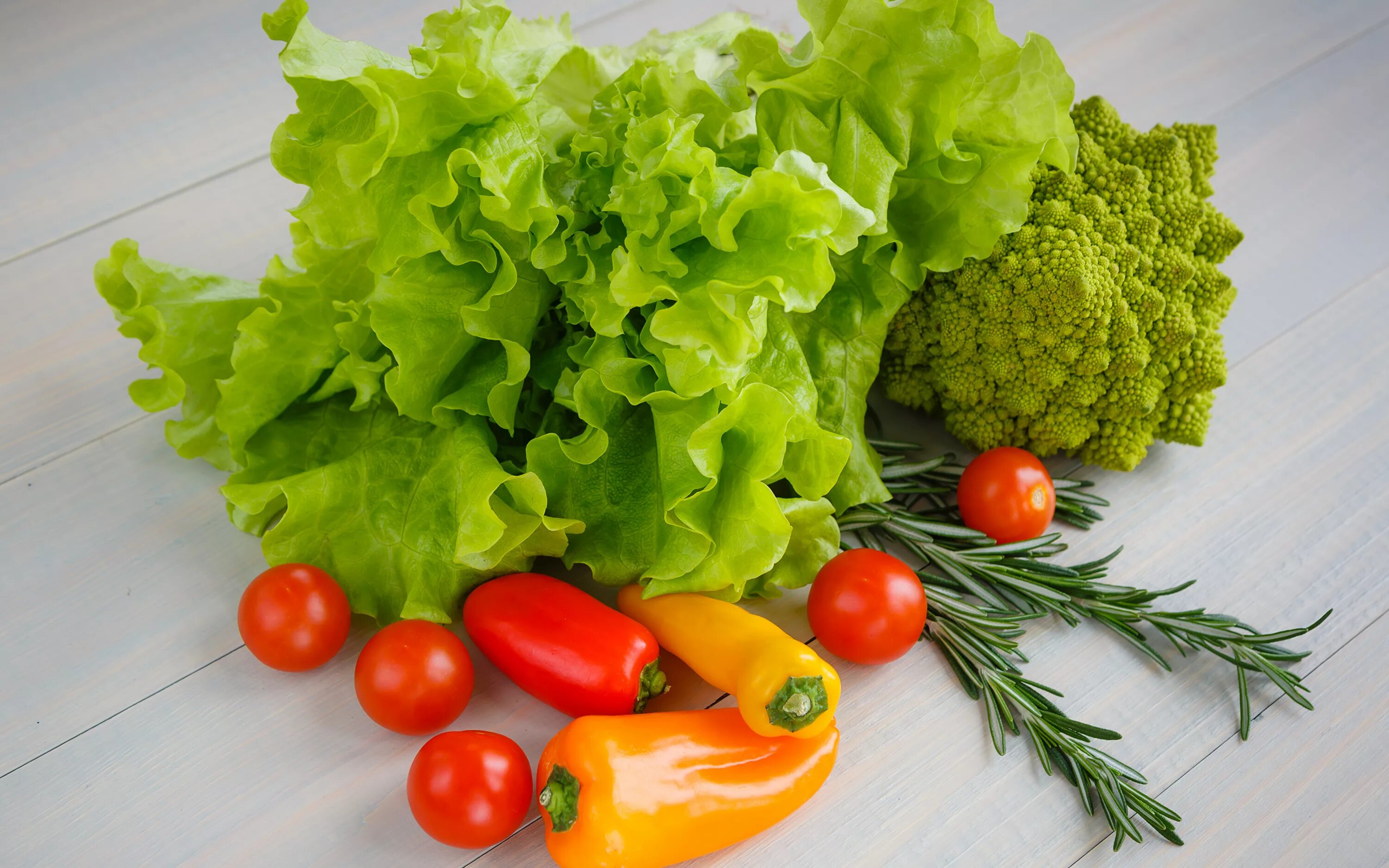 Овощи свежие на столе. Овощи и зелень. Овощи фрукты зелень. Свежие овощи и зелень. Овощная зелень.