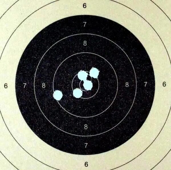 мишень с четырьмя треугольниками. мишень со стрелой. попадание в мишень. попасть в центр мишени. мишень дартс.