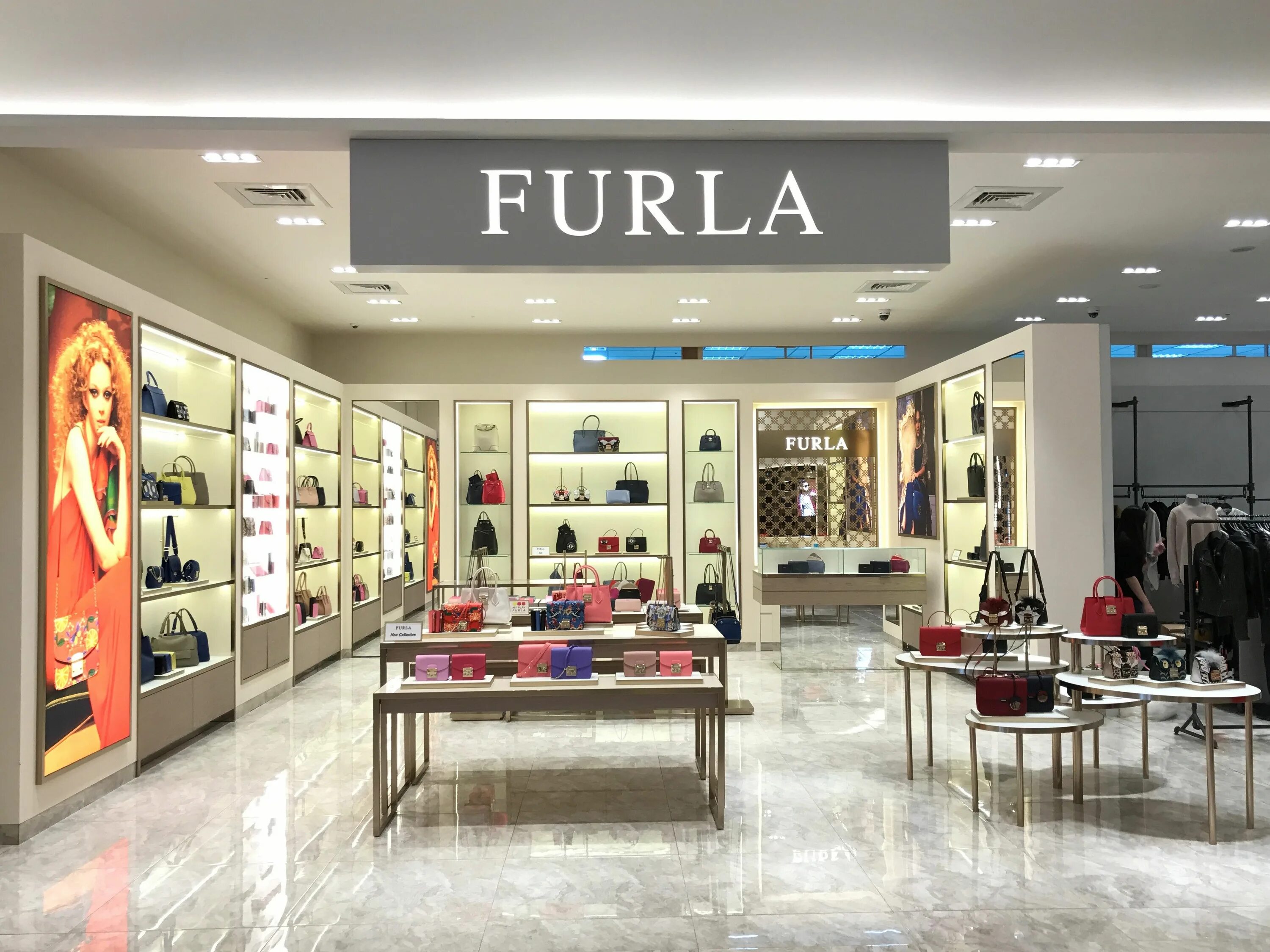 Boutique opening. Furla Boutique in Milano. Бутик Furla. Бутик фурла в ГУМЕ. Фурла в ЦУМ бутик.