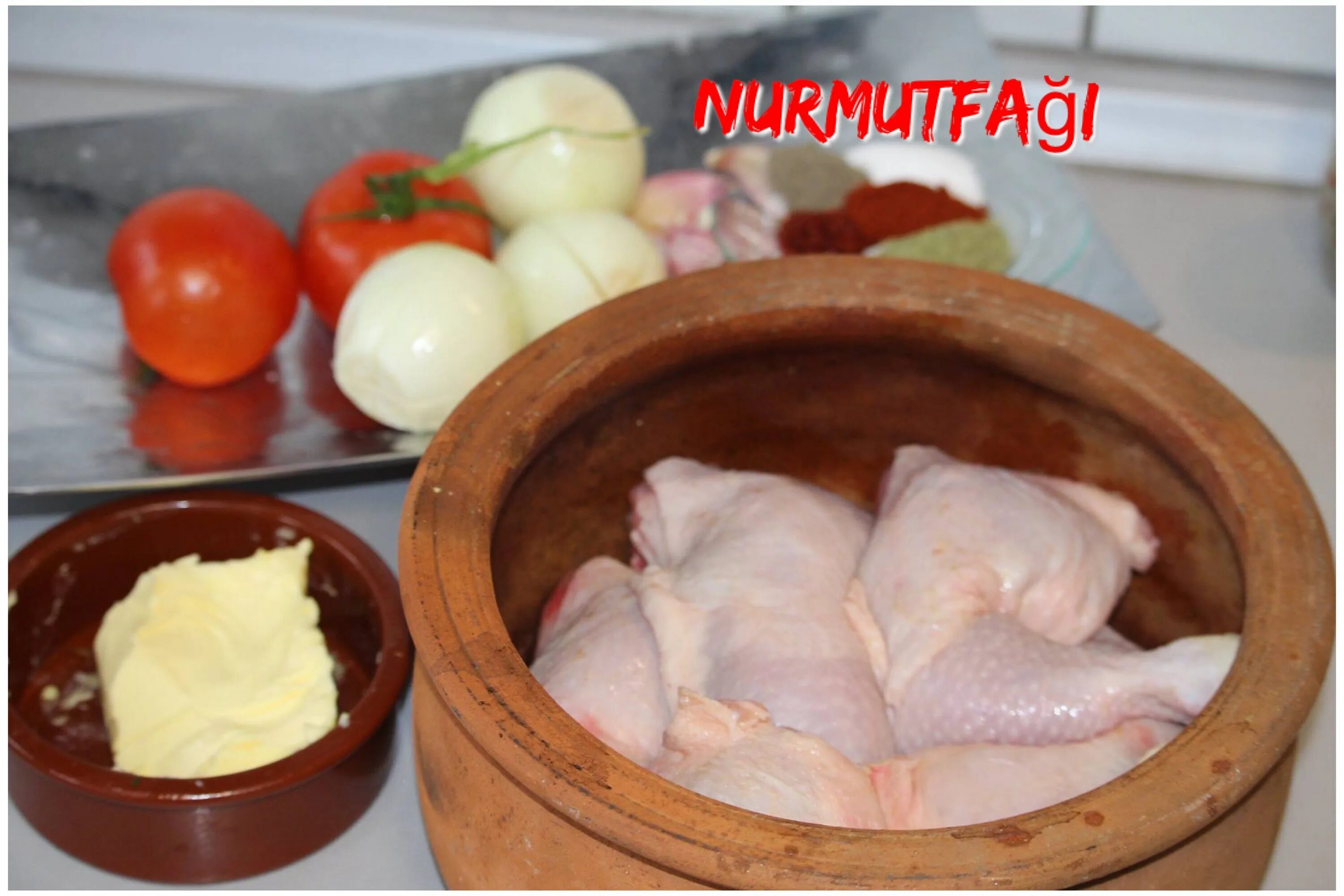Жаркое из свинины в горшочках. Блюда в горшочках фото. Курочка с картошкой и сыром в горшочках. Куриные ножки в мешочке. Курица с картошкой в горшочке.