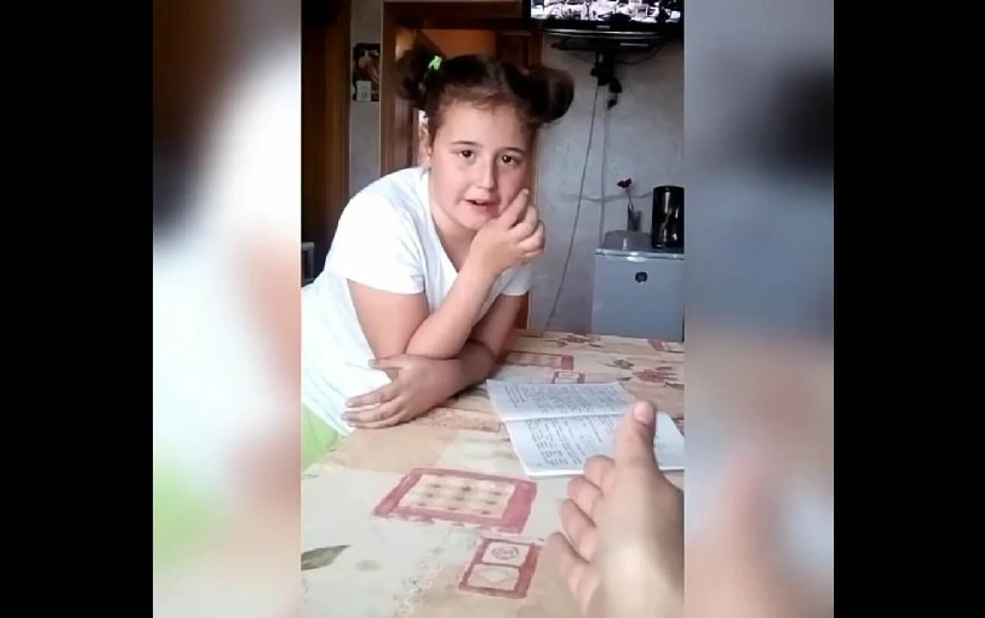 Девочка решает задачу огурцы. Задача про огурцы и грибы в бочонке. задача про огурцы и грибы видео. грибы и огурцы. сколько грибов в третьем бочонке видео.