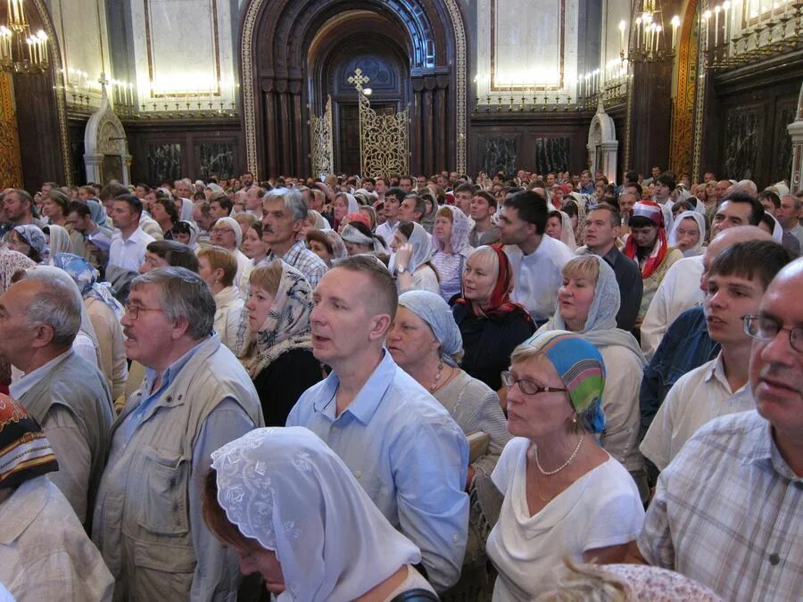 Церковь пятидесятников. Преображенском братство ХХС. Люди в храме. Церковь сектантов. Главные религиозные организации церковь и секта