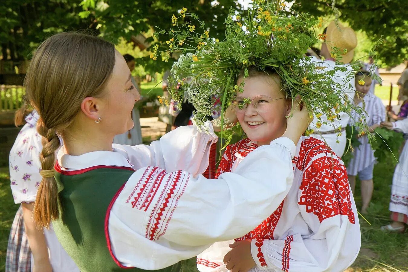 Купалле в беларуси. Парк янки купалы в минске рядом с набережной. Брянск купалинка фон 62. Минск парк янки купалы фонтан. Купалье в белоруссии.