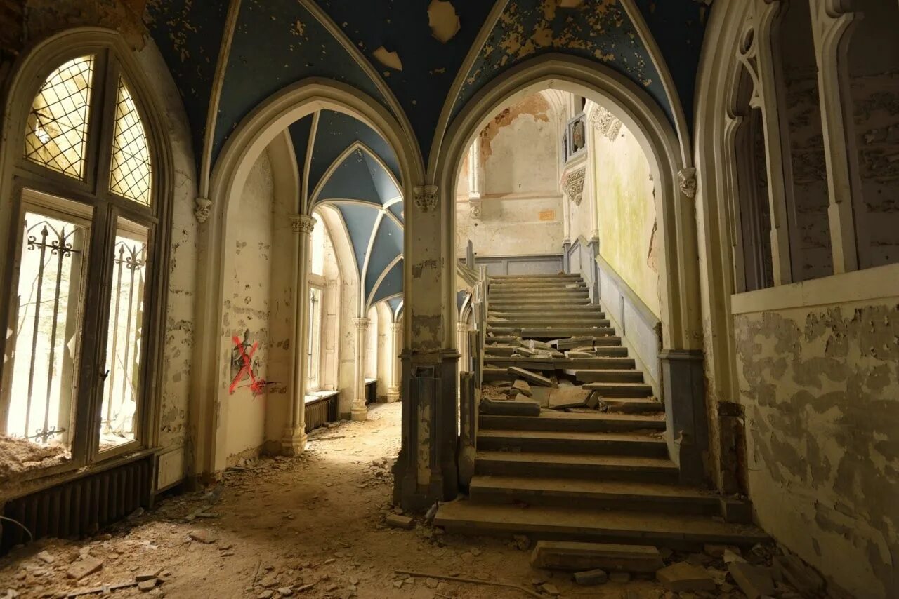 Шато Миранда замок в Бельгии Abandoned places, Abandoned churches, Abandoned bui