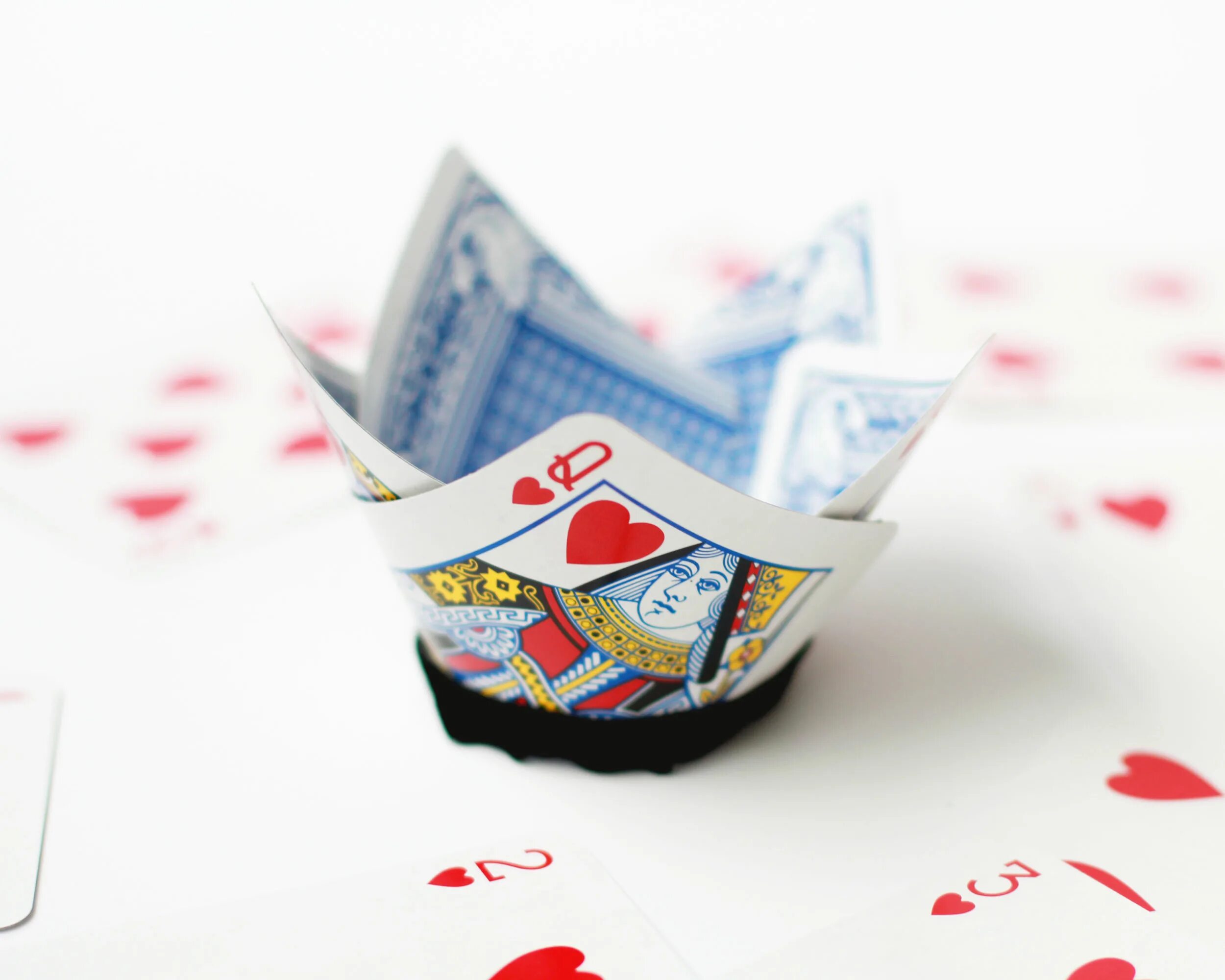 Костюм из игральных карт. Корона из алисы в стране чудес. Шляпа из карт. Корона из карт. Украшения из игральных карт.