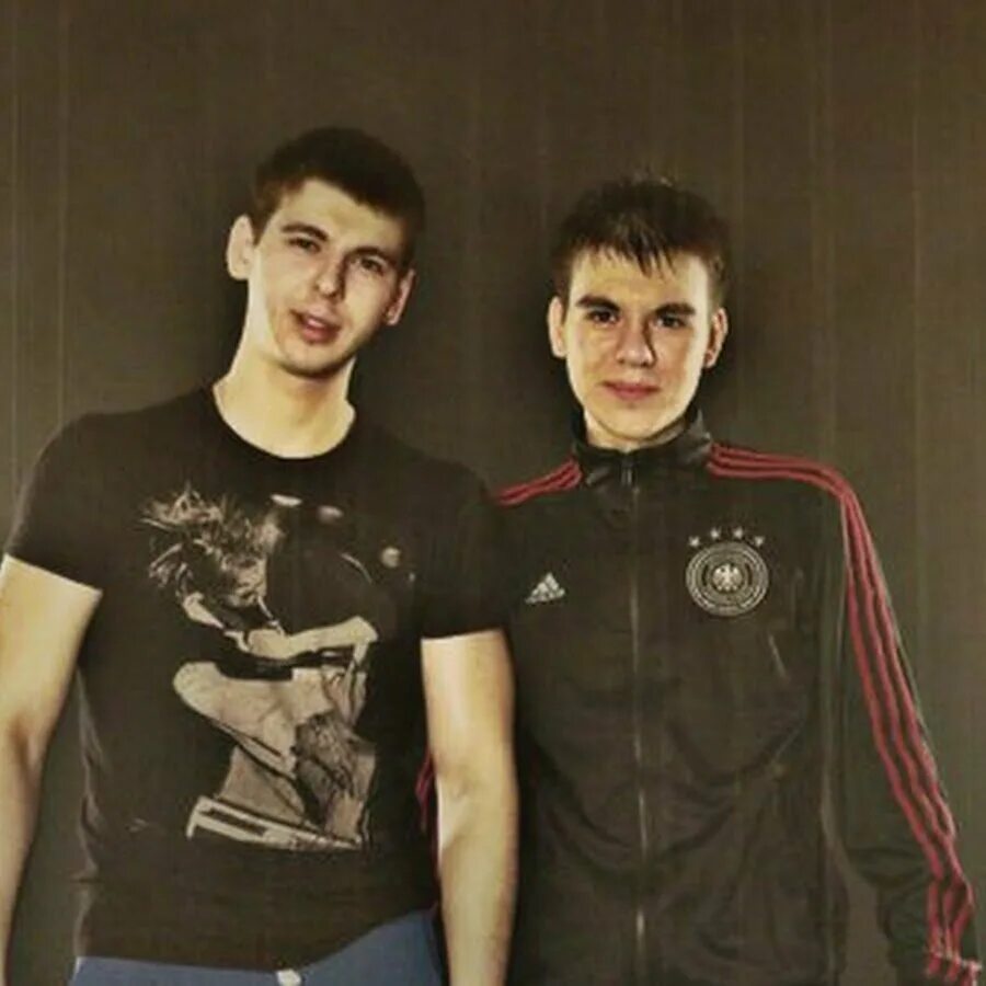 Братья воробьевы новочеркасск близнецы. Нынешние братья. Группа dabro. Парни одинаковые. Красивые братья близнецы.
