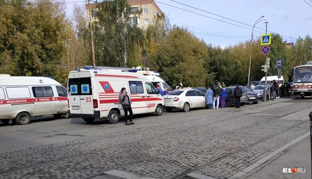 Авария на Блюхера вчера. Авария на Блюхера сегодня в Екатеринбурге. Авария на Блюхера вчера Екатеринбург. ДТП на Блюхера сегодня Челябинск. Что случилось в екб