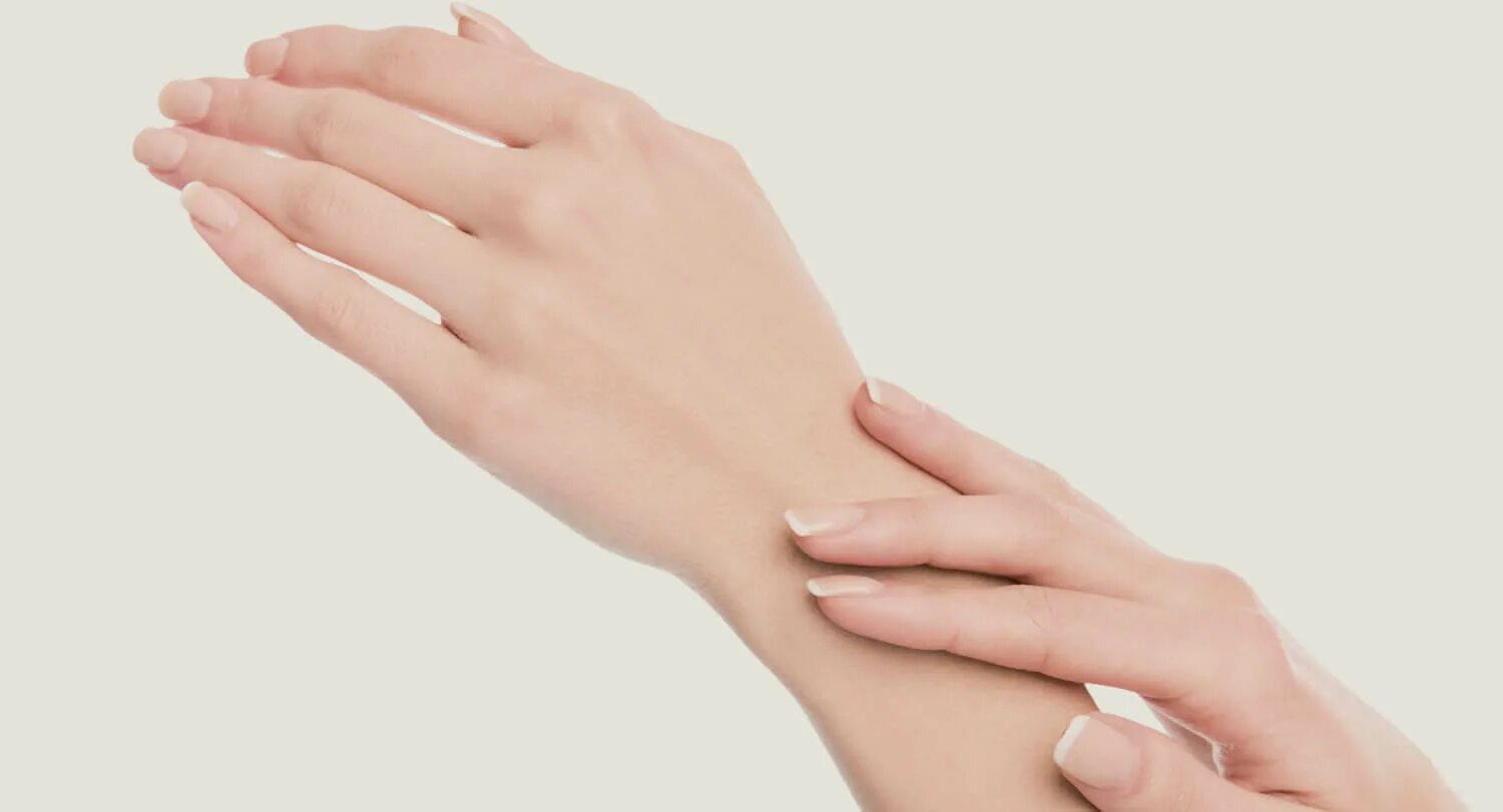 рука девушки. какими должны быть руки женщины. женская рука сверху. тереть руку об руку. измерение запястья руки.