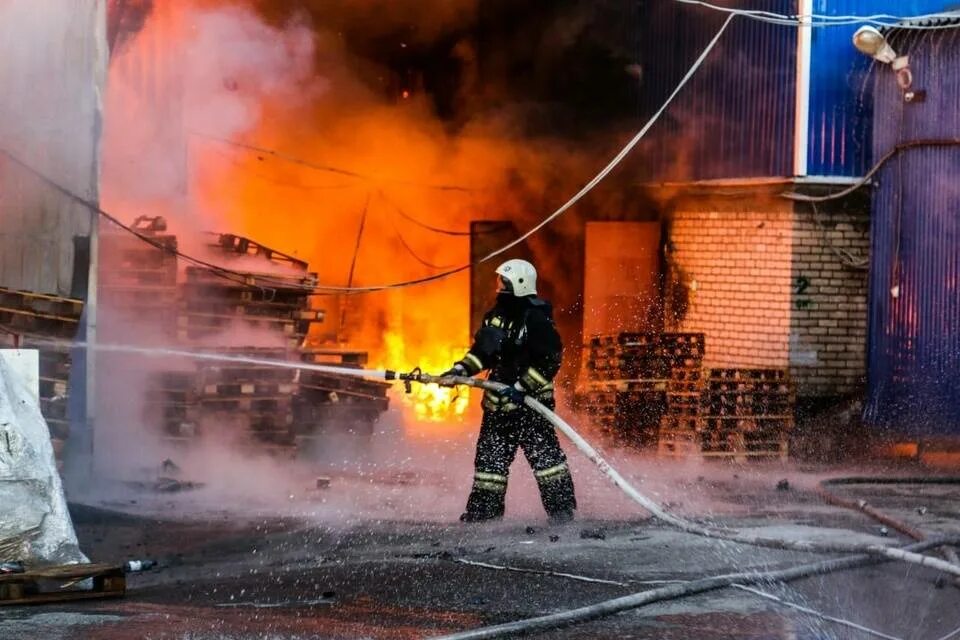 Кипел горел. Пожар семь ветров Волгоград. Пожар в Урюпинске. Пожарные тушат пожар. Урюпинский рынок пожар.