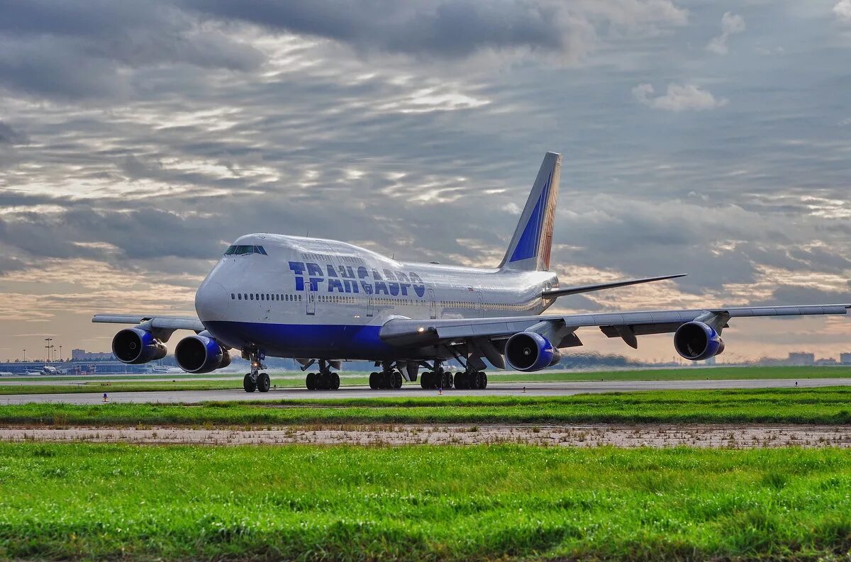 Jumbo jet. 747 Джамбо Джет. Boeing 747 джамбо. Боинг джамбо Джет. Самолет Боинг 747 джамбо.