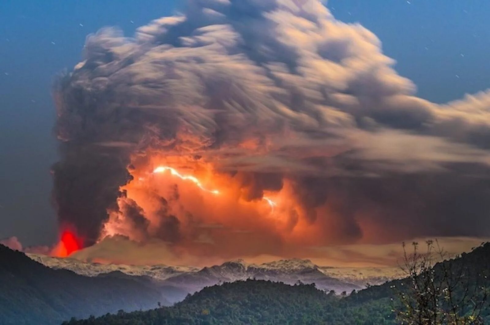 Стихийные бедствия катаклизмы. Вулкан Пуйеуэ Чили. Франциско Негрони вулкан Кальбуко. Вулкан Йеллоустоун извержение. Пуйеуэ (Чили) извержение.