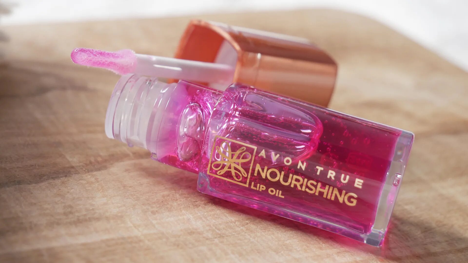 Масло для губ зачем. Масло для губ эйвон. Avon true Nourishing Lip Oil блеск для губ. Lip Oil Nourishing масло для губ. 68572 Эйвон масло для губ.