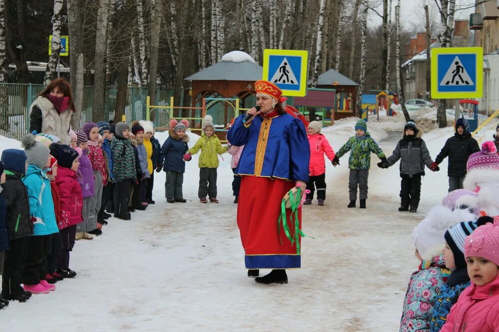 Масленица семейный праздник. Выступление на Масленице дети. Скоморох на Масленицу в детском саду. Игры и конкурсы на Масленицу для детей. Сценка про масленицу