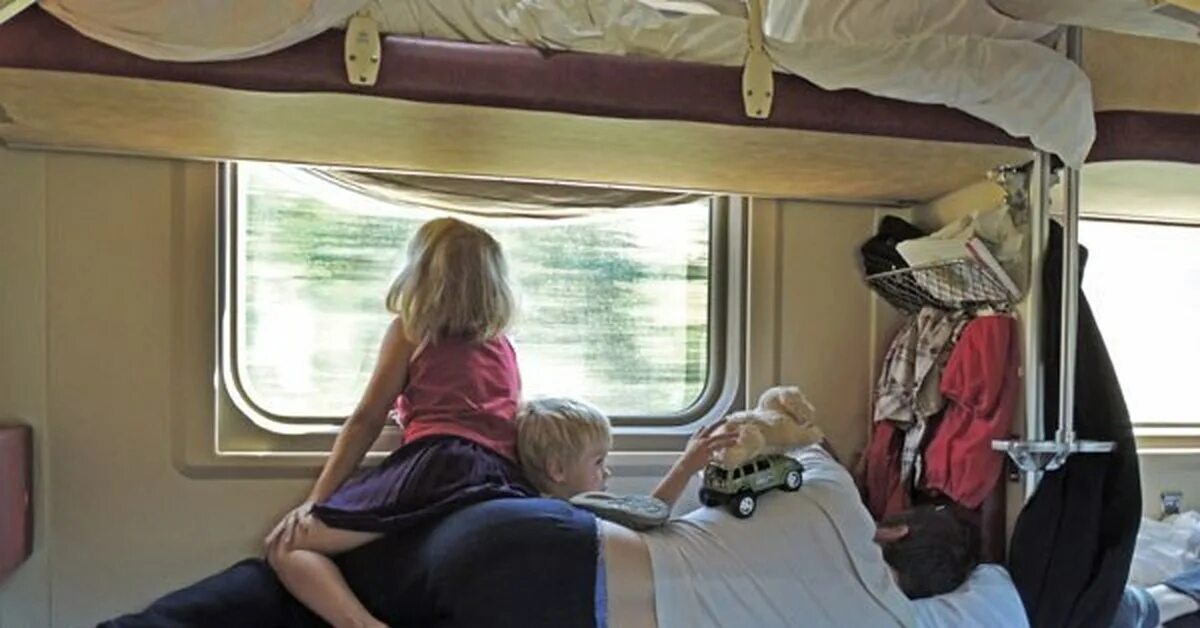 Плацкарт ноги. Путешествие в плацкарте. Плацкарт с людьми. Романтика поездов. Плацкарт в поезде с людьми.