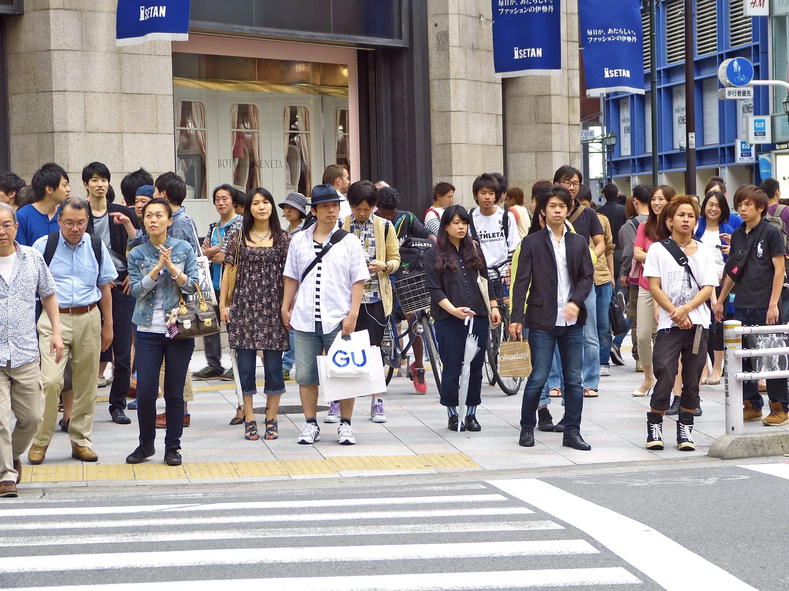 Люди на улицах Токио. Япония люди на улице. Японцы на улицах города. Японцы на улице.
