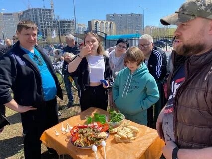Накормил русскую