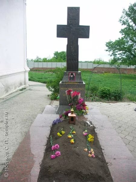 рыльск ипполит крест мироточит. рыльск могила архимандрита ипполита. рыльский монастырь могила старца. могила архимандрита ипполита халина. старец ипполит халин рыльский монастырь.