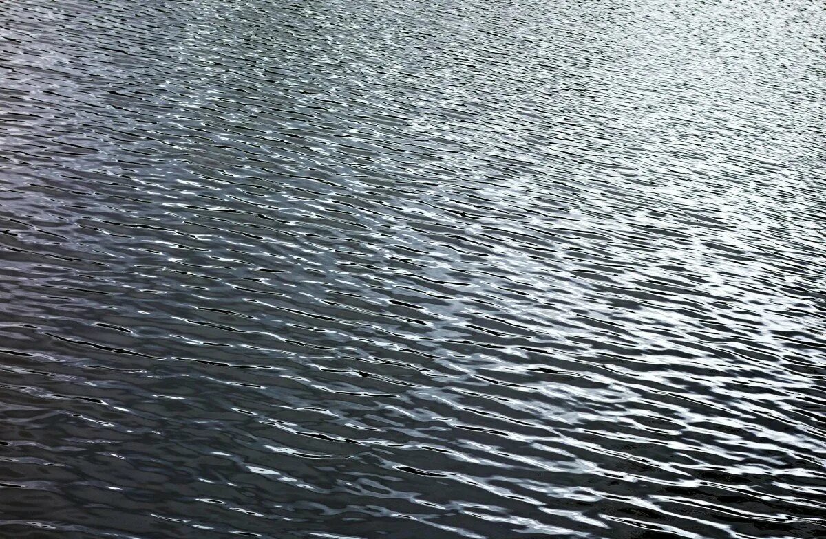 Вода в реке становится прозрачная. Гладь воды. Зеркальная гладь воды. Поверхностные воды. Рябь на воде.
