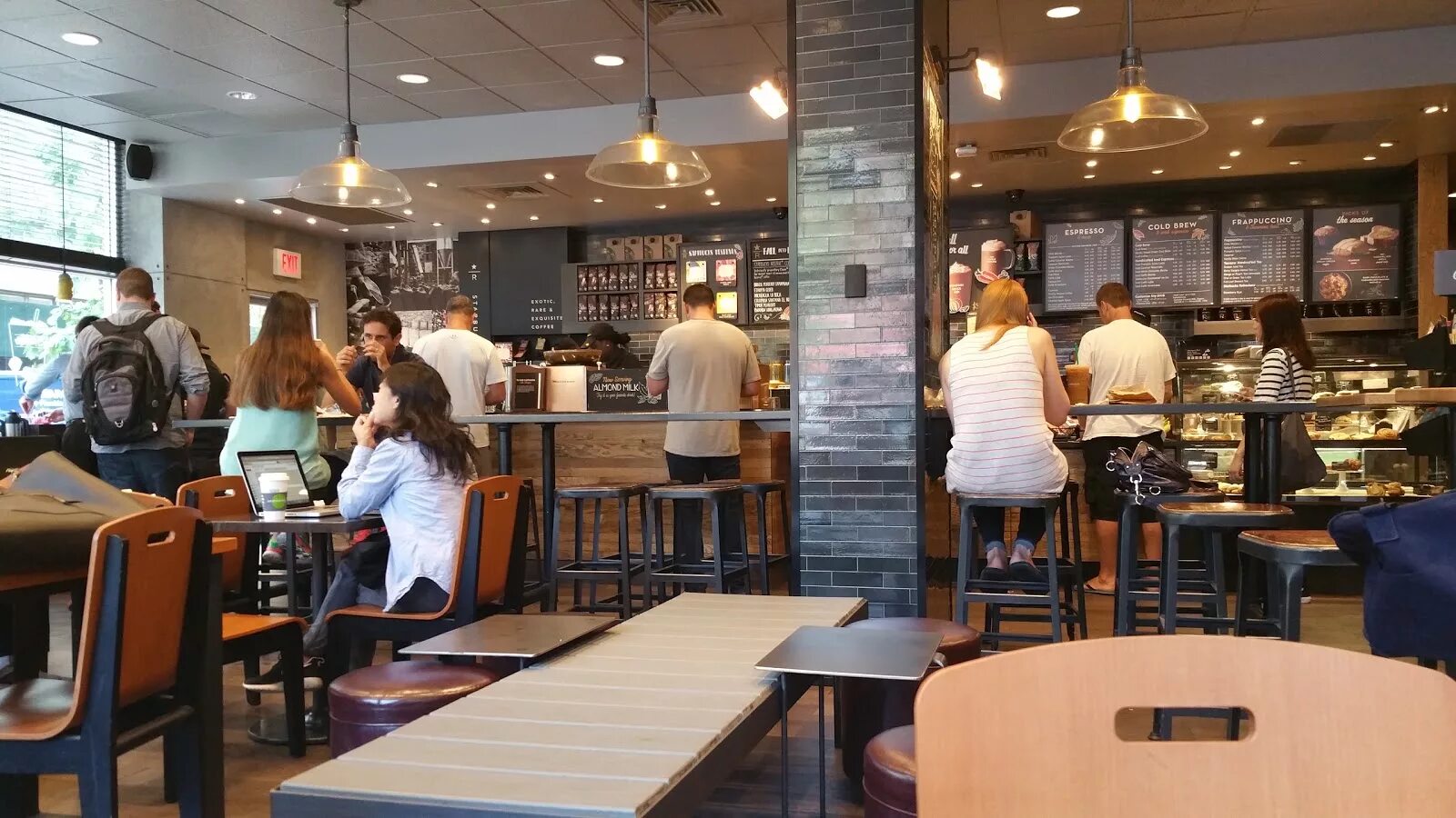 старбакс посетители. много кофейни. кофе. люди в ресторане. баланс кофе нальчик кулиева.