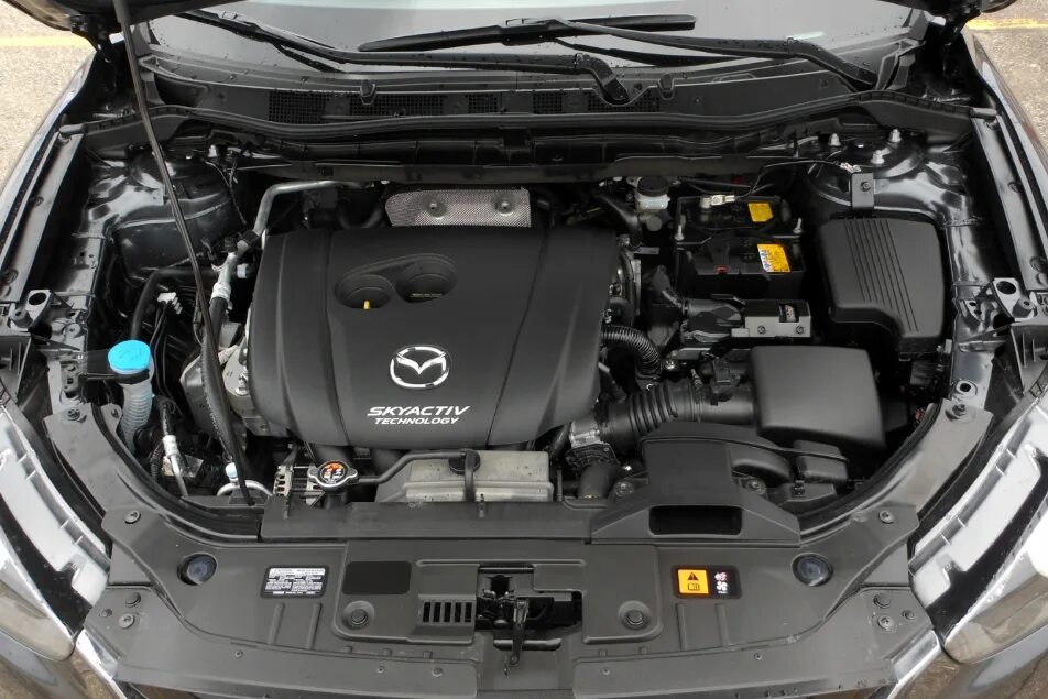 Двигатель мазда сх 5 2.5. Mazda CX 5 под капотом. Mazda CX-7 подкапотное пространство. Mazda CX 5 подкапотное пространство. Моторный отсек Мазда сх5.