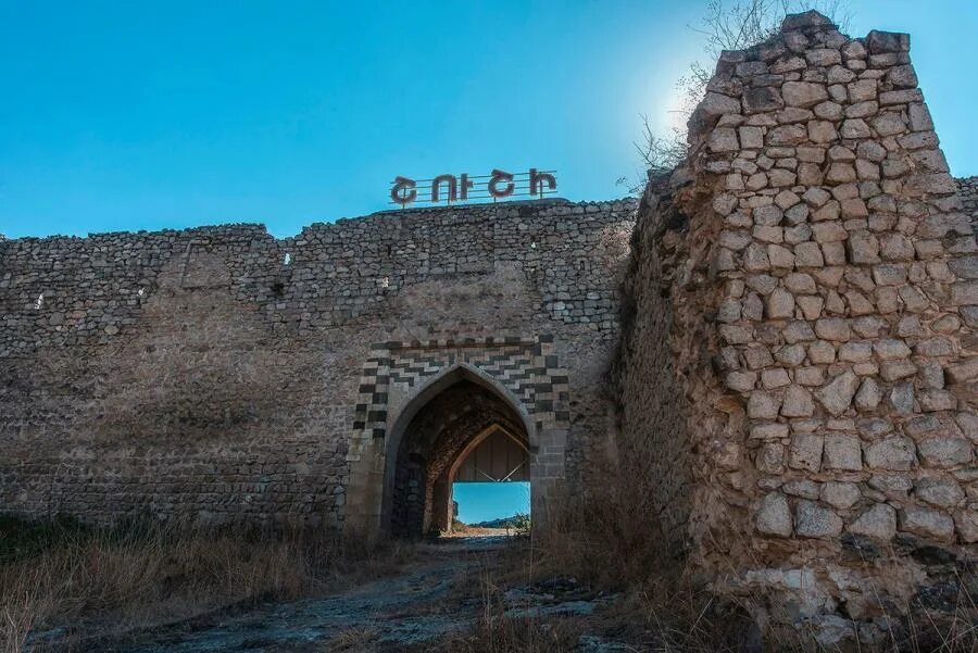 Ани город 1001 церкви. Город армения бзнуняс. Шуша азербайджан достопримечательности. Церковь ани ереван. Ошакан армения алфавит.