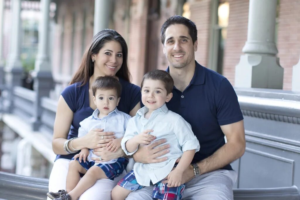 Семья на американском английском. Классическая семья. классическая американская семья. фотосессия семьи америка. фотосессия классика семья.