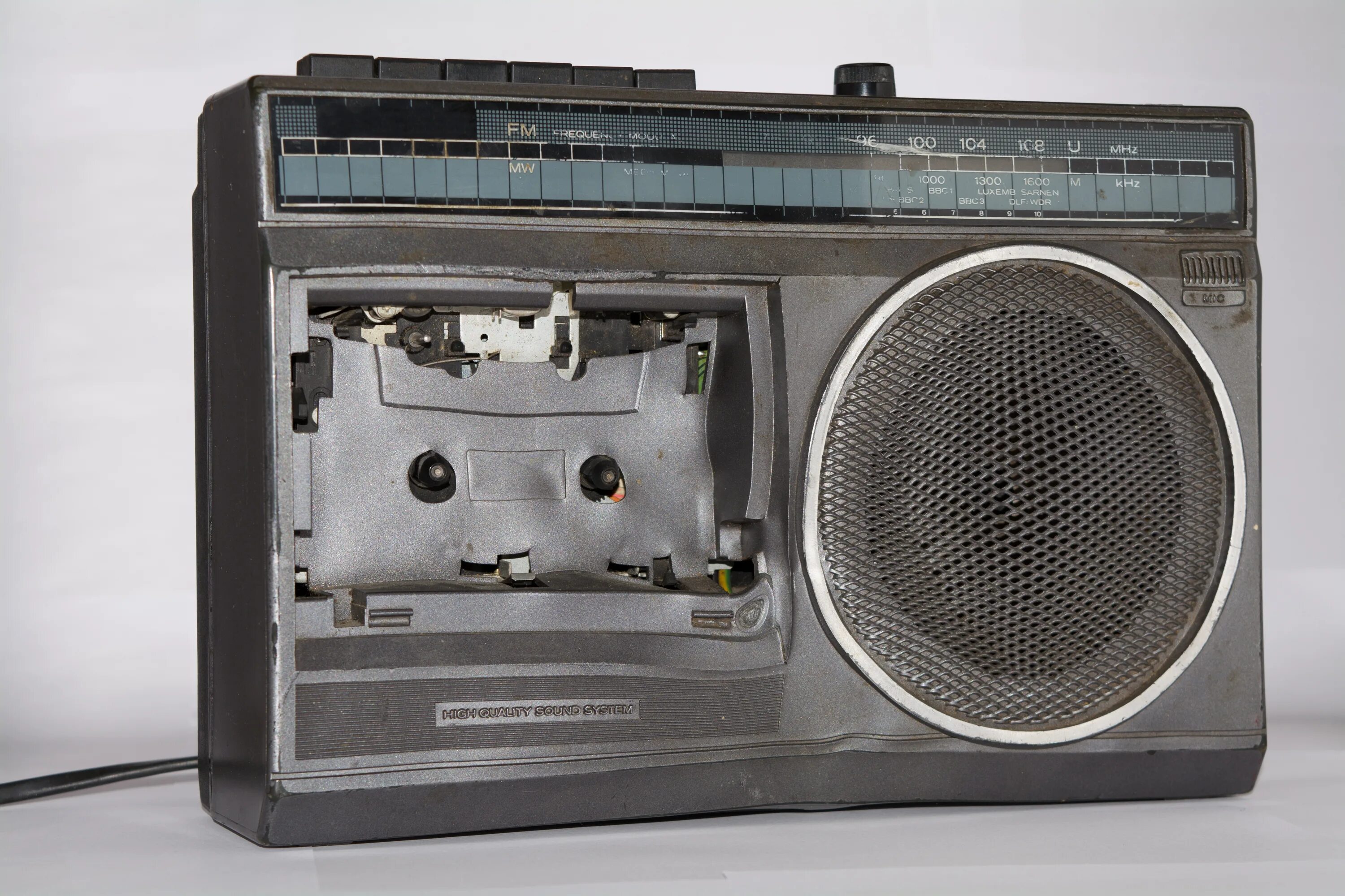 Break radio. Сломанный радиоприемник. Старое сломанное радио. Broken Radio. Радиоприемники машинные кассетные.