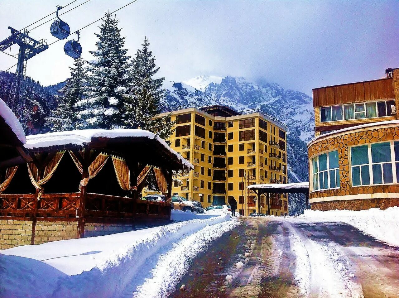 гостиница домбай в домбае. домбай отели зимой. домбай горнолыжный курорт гостиница «дом. гостиницы в домбае карачаево черкесии. домбай отели зимой.