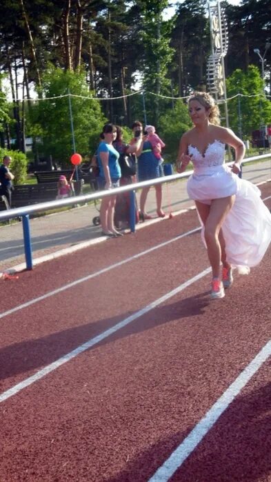 Конкурс бега. Конкурс бег. Спортфест. Конкурс бега. Взрослые бегают вокруг стульев.