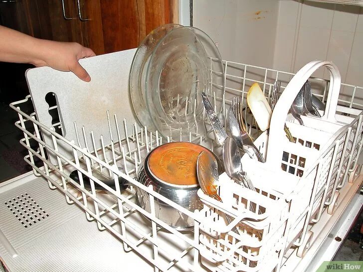 Сковородка можно мыть в посудомойке. Пластиковый контейнер в посудомоечной машине. Контейнер для посуды в посудомоечной машине. Ложки в посудомойке. Посудомоечная машина ложки вилки.