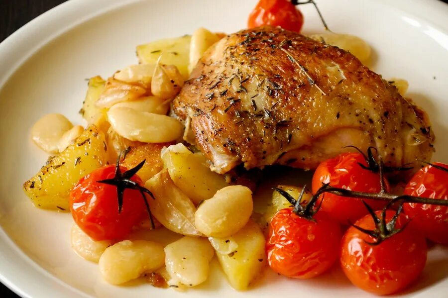 Картофель с курицей. Курочка с гарниром. Гарнир к курице в духовке. Курица с овощами в духовке.